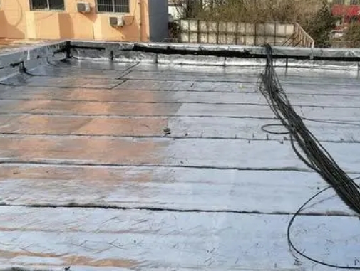 丹阳卫生间漏水维修公司分享下丹阳屋面楼顶防水刚性防水层施工要点。